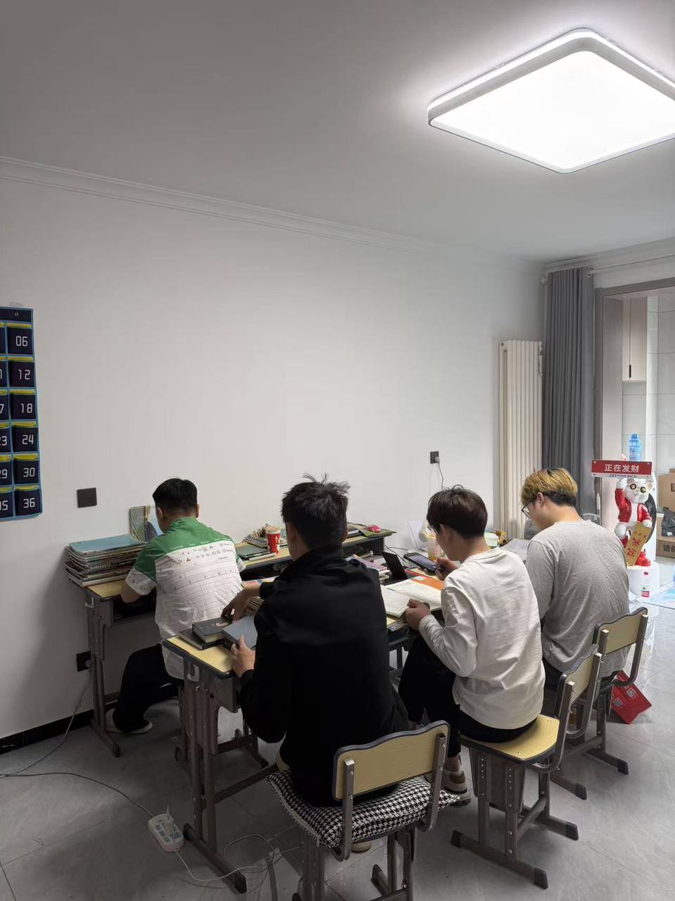 不用自己拍！每天5分钟发“抽象视频”，靠这个副业日入1000+（团队提供全部素材）